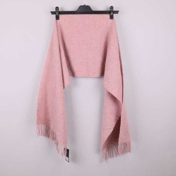 Ljusrosa ullhalsduk utlagd på galge med fransar