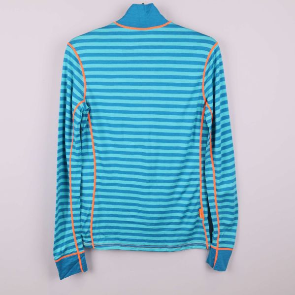 Randig underställströja sett bakifrån med turkosa och blå ränder