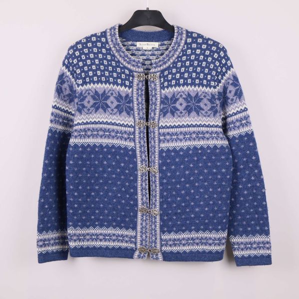 Blåvit kofta med mönster och dekorativa spännen framifrån