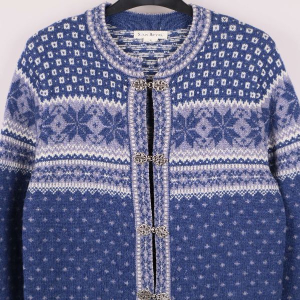 Detaljbild av koftans framstycke med mönster och metallsprännen