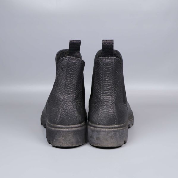 Baksidan av svarta Chelsea-boots med dragflikar