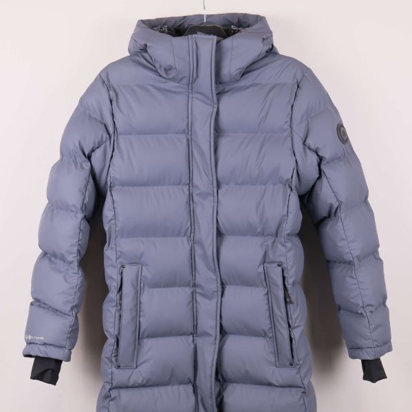 Framsida av jacka med dragkedjor och fickor i fokus