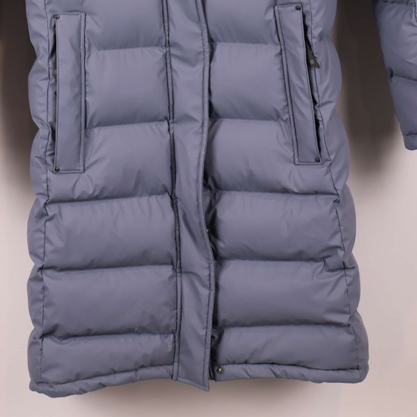 Detalj på nederdel av jackan och quiltade sömmar