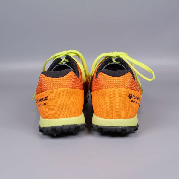 Löparskornas baksida med kontrasterande sula och logotyp