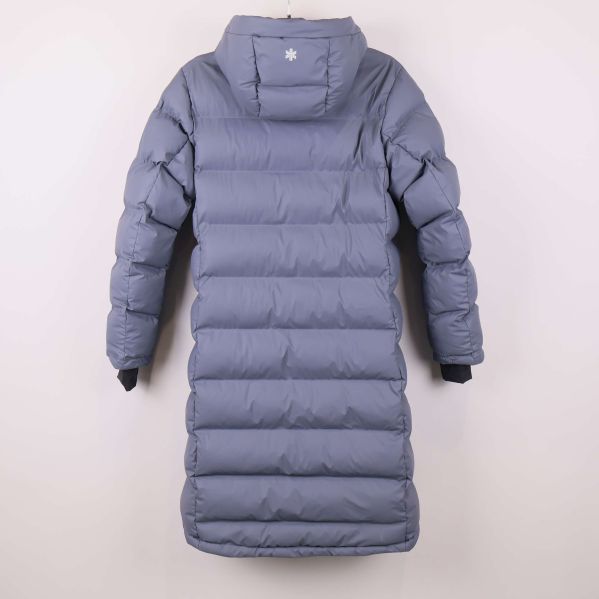 Baksida av vadderad lång jacka i grått med huva