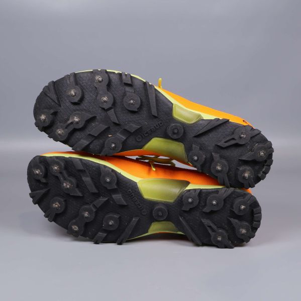 Undersida med svarta dubbar för grepp på terränglöparskor