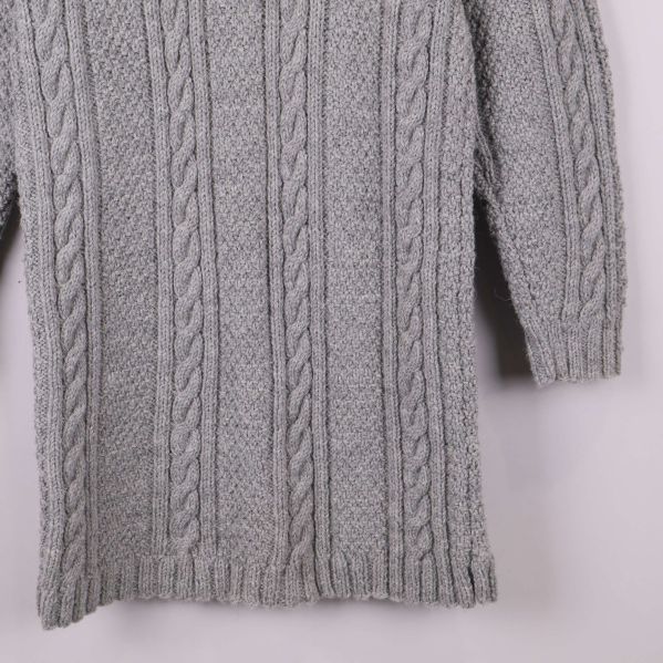 Nedre del av tröjan med tydligt kabelmönster