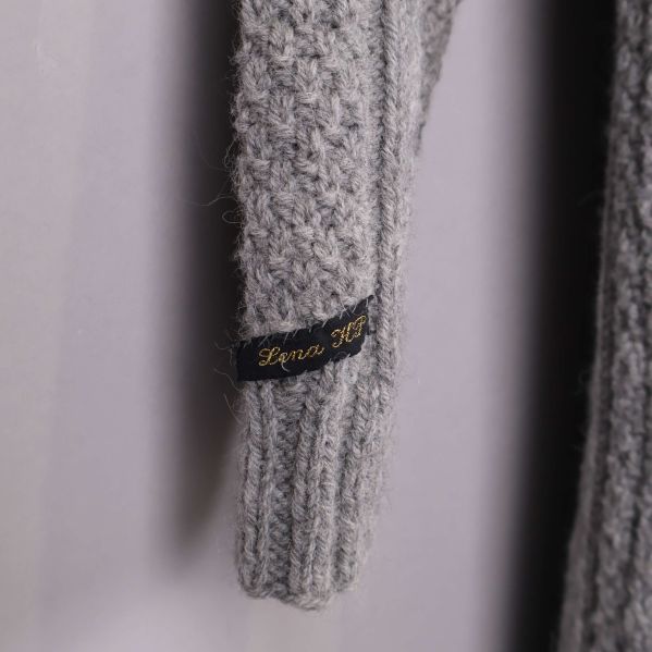 Närbild på ärmslut med svart märke och gul text