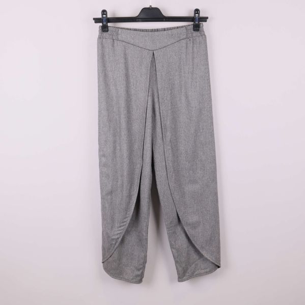 Grå byxa med omlottframsida på galge