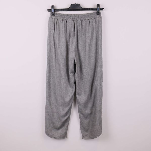 Baksida av grå byxa med elastisk midja