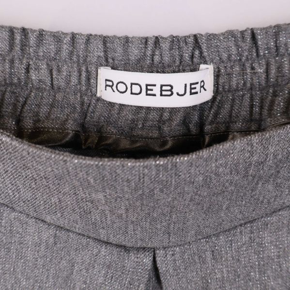 Rodebjer-märke på byxans insida ovanför midjan