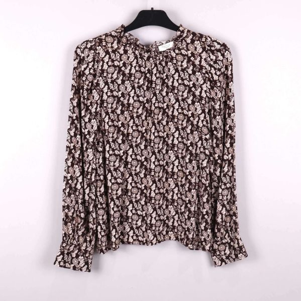 Framsida av blommig blus