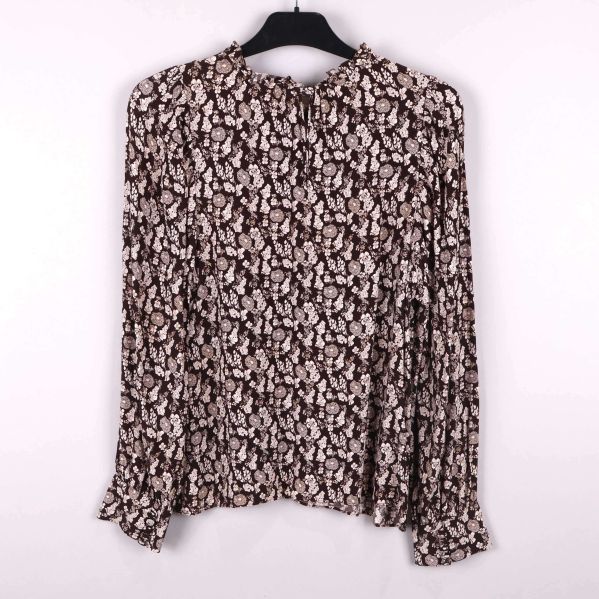 Baksida av blommig blus