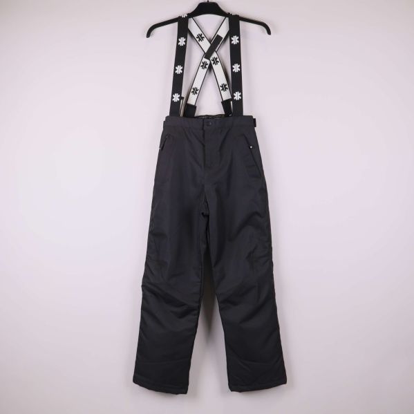 Svarta skidbyxor med hängslen upphängda på galge