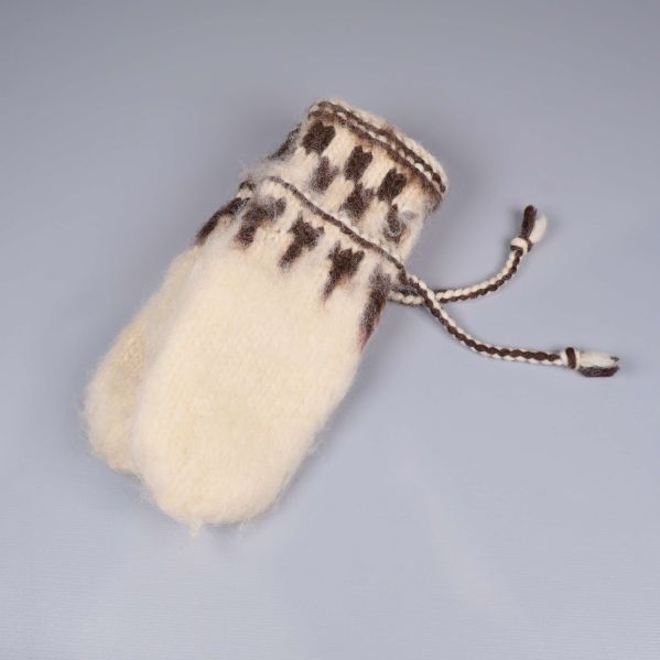 Ett par stickade tumvantar med mörkbrunt mönster och knytband