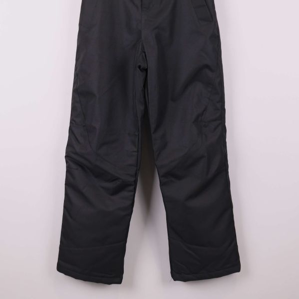 Ben och hel längd på svarta skidbyxor i rak modell