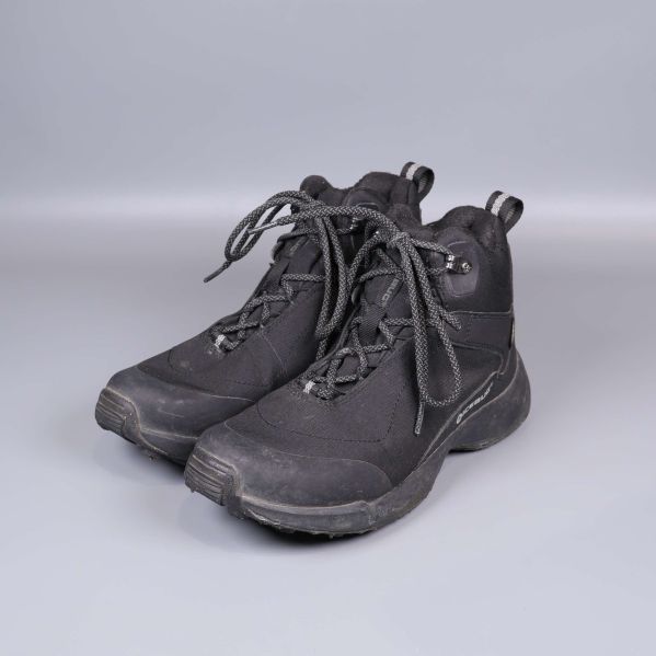 Svarta Icebug vinterskor från sned vinkel