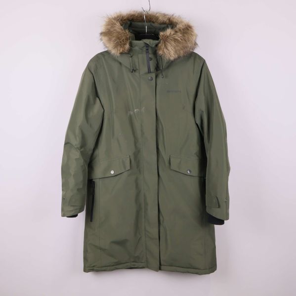 Olivgrön parkas med fuskpäls och huva hängande mot vit bakgrund