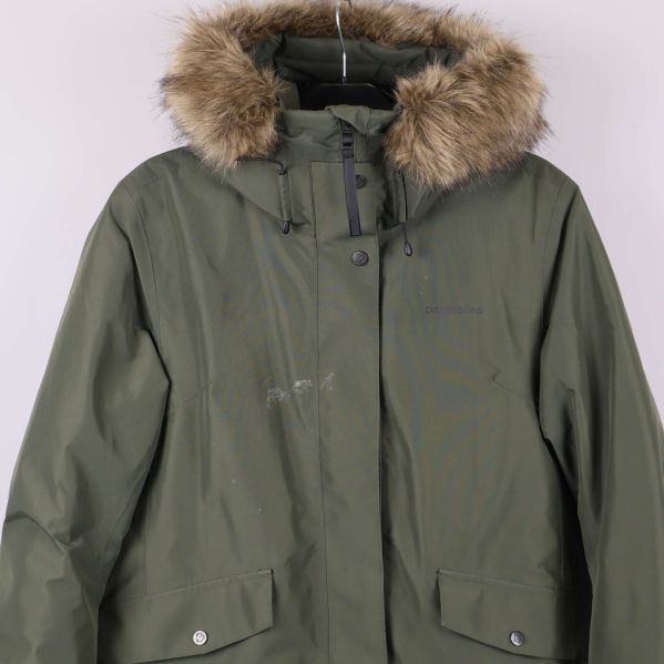 Närbild framtill av parkas med synlig huva och päls