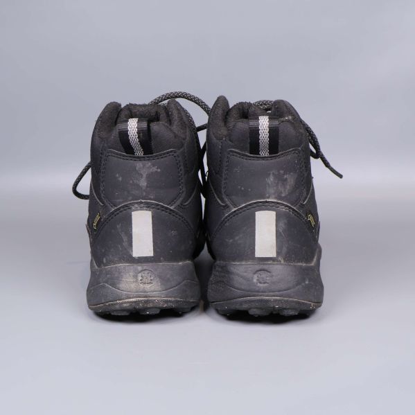 Baksida av svarta Icebug-skor med reflexdetaljer