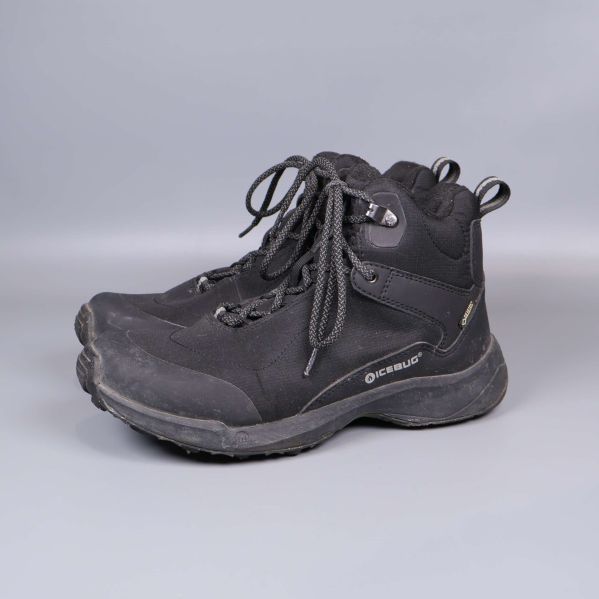 Svarta Icebug vinterskor snett bakifrån