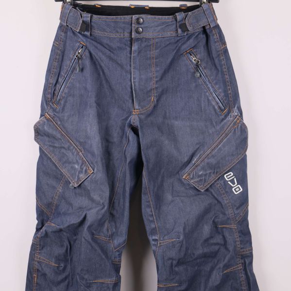 Närbild på framfickor och knäparti på skidbyxor