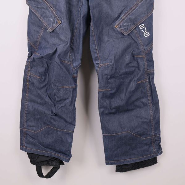 Benavslut och snölås på blå skidbyxa med fotstrap