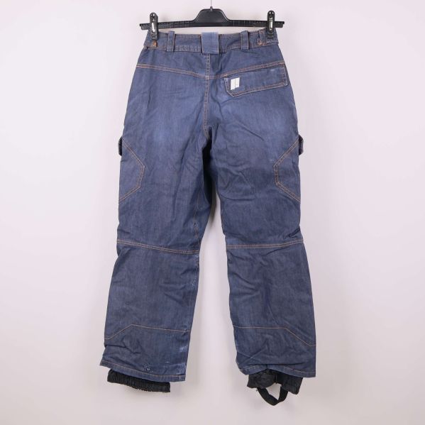 Baksidan av blå cargo skidbyxor med förstärkta sömmar