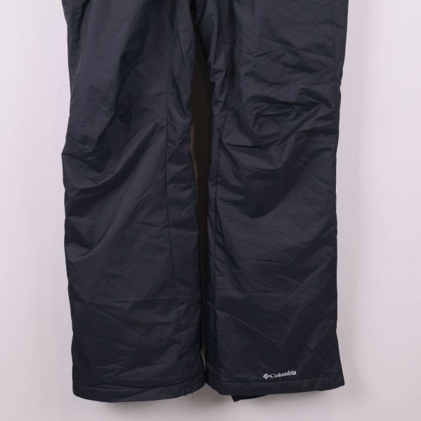 Benslut och logotypen Columbia på svarta byxor