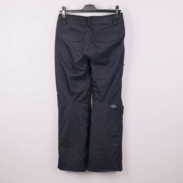 Baksidan av svarta byxor med fickor och sömmar