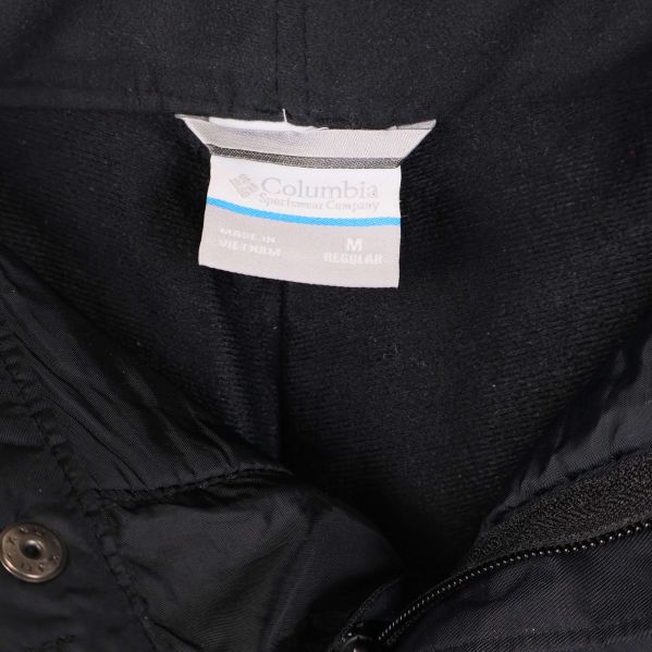 Columbia etikett i midjan med storlek M regular