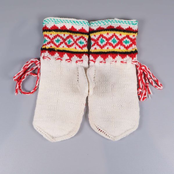 Baksidan av två stickade tumvantar med enkelt mönster