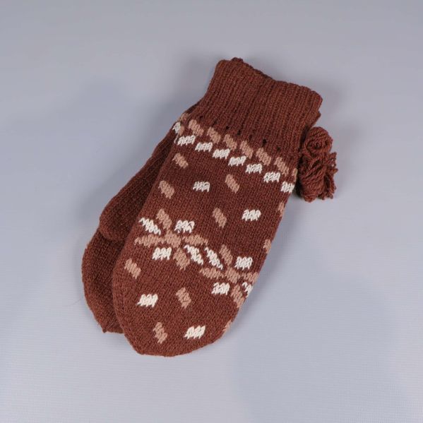 Ett par bruna tumvantar i stickad kvalitet