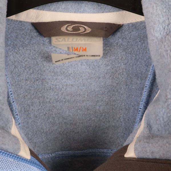 Närbild på insidan av jackans hals med Salomon-märke och storlek M