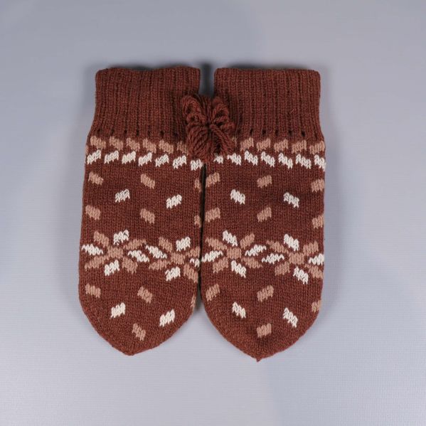 Framsidan av bruna stickade tumvantar med mönster