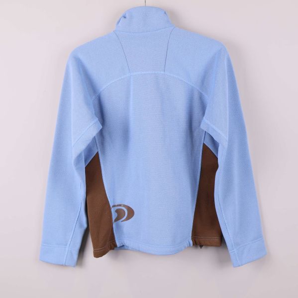 Baksidan av ljusblå fleecejacka med bruna paneler