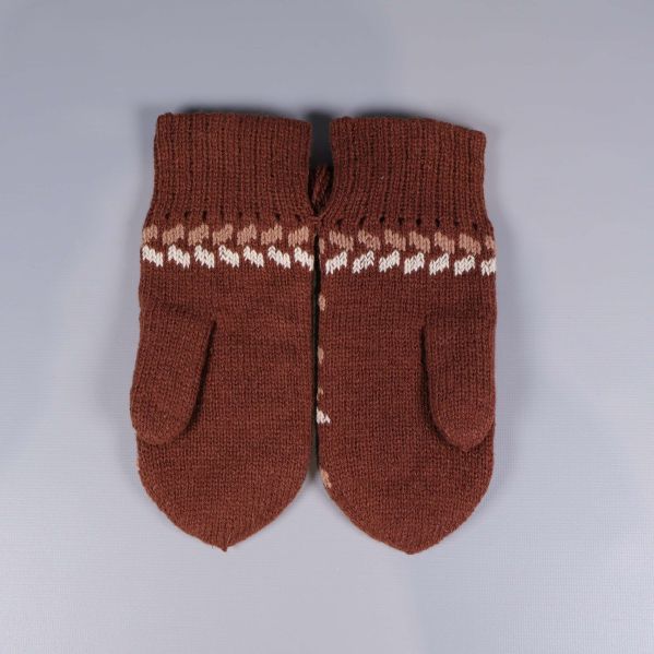 Baksidan av bruna stickade tumvantar