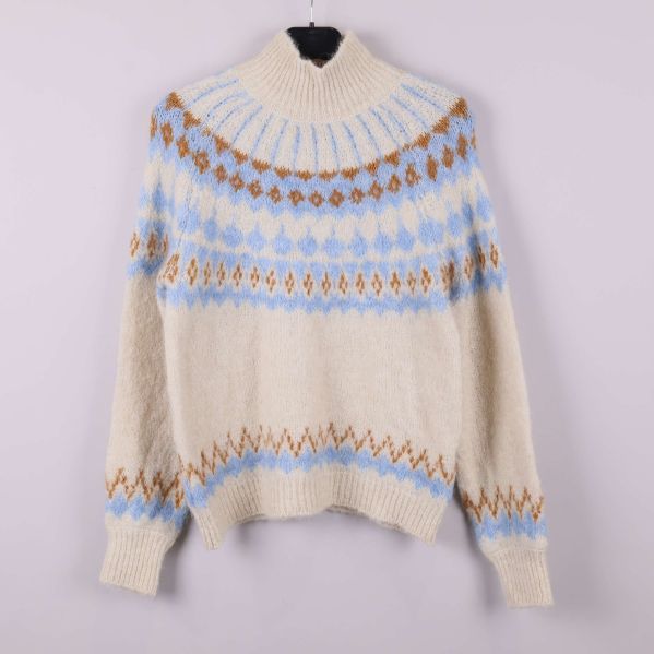 Stickad tröja med mönster på galge, framsida