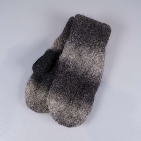 Ullvantar lagda omlott i grå och svarta nyanser