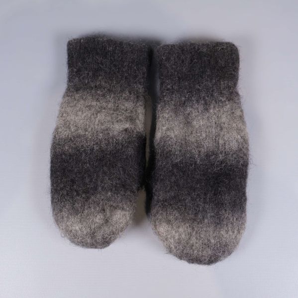 Tumvantar bredvid varandra i melerat grått och svart