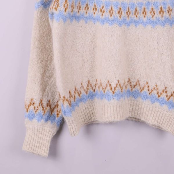 Närbild av tröjans nederkant och ärm