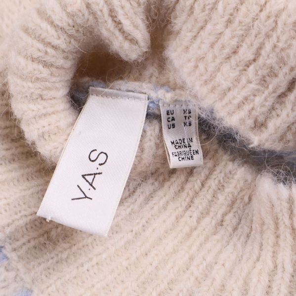 Närbild inre etikett med varumärket Y.A.S