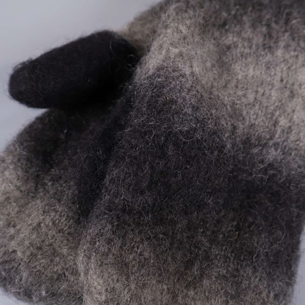 Närbild på garnets struktur och färgskiftning