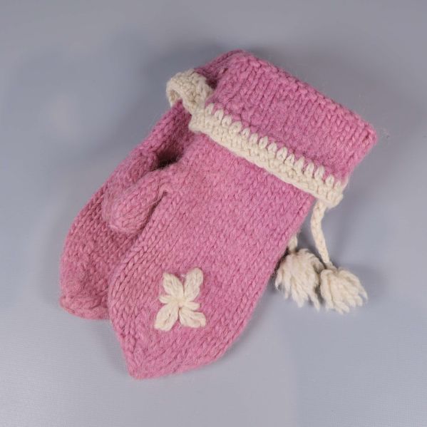 Ett par rosa tumvantar med vita snoddar och tofsar