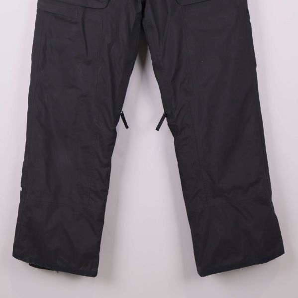 Nedre delen av svarta byxben med raka benslut