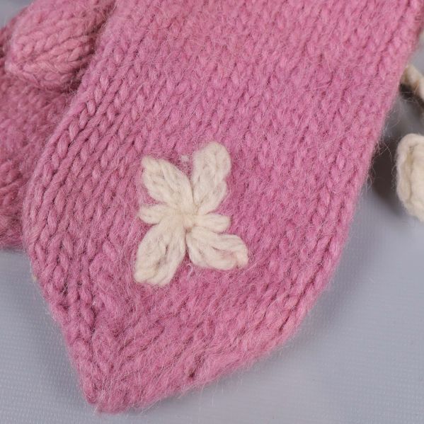 Närbild på rosa tumvante med vit blomliknande detalj