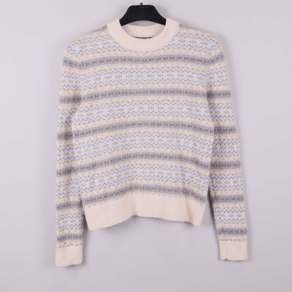 Stickad tröja med mönster och rund hals framifrån