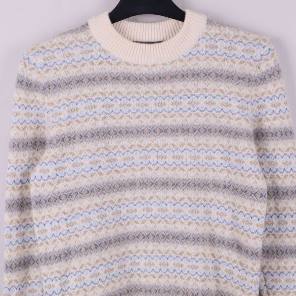 Närbild på överdelen av tröjan med mönster och halsringning