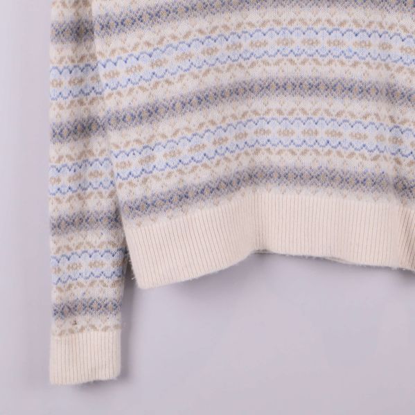 Närbild på nederkant och ärm med ribbade muddar