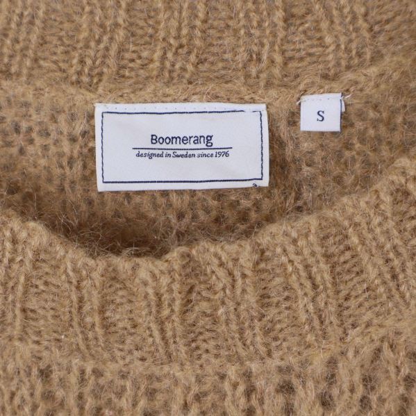 Boomerang logotyp och storlekslapp i halsen på tröja